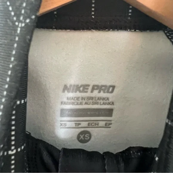Nike Pro Thermal Dri Fit Long Sleeve 1/2 Zip Pullover Geo Print XS Athletic Gym - Picture 7 of 8